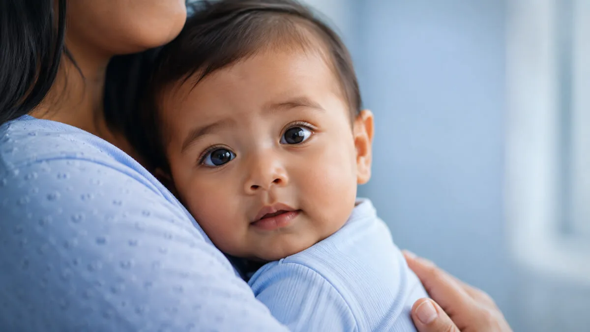 Bebé en brazos de su madre - artículo sobre glaucoma congénito en niños - LimaVision Clinic Lima
